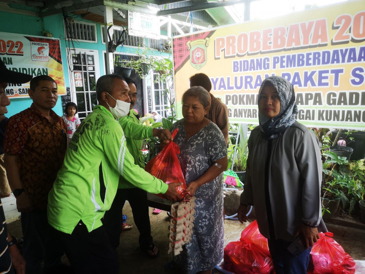 28 Juli 2022, #Probebya Penyaluran paket sembako di RT 01 oleh pokmas kelapa gading dalam kegiatan probebaya 2022 yang dihadiri oleh Lurah Karang Anyar