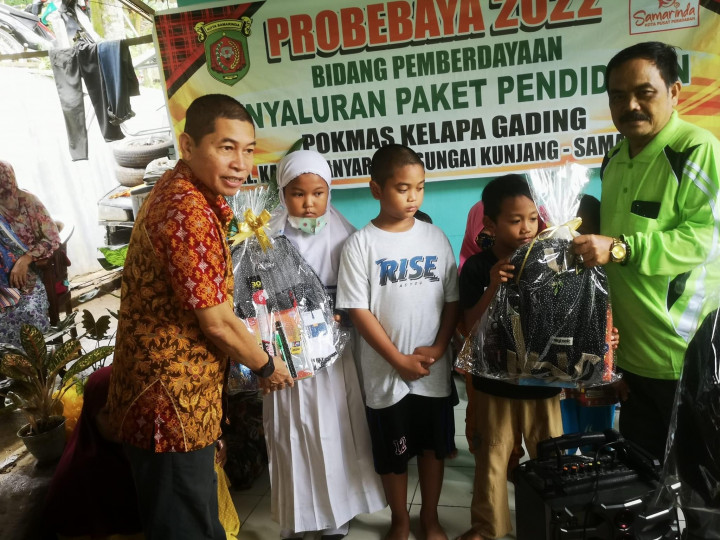 29 Juli 2022, #Probebaya Penyaluran paket pendidikan di RT 01 Kel. Karang Anyar oleh pokmas kelapa gading kegiatan probebaya 2022 yang dihadiri oleh Lurah Karang Anyar
