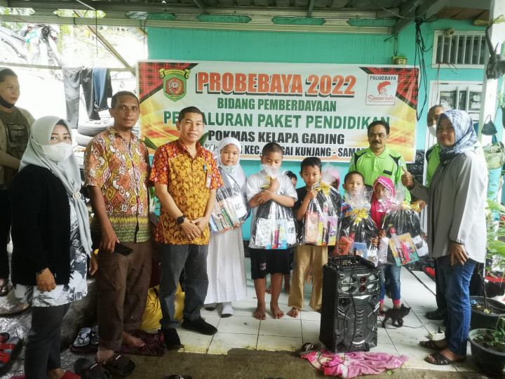 29 Juli 2022, #Probebaya Penyaluran paket pendidikan di RT 01 Kel. Karang Anyar oleh pokmas kelapa gading kegiatan probebaya 2022 yang dihadiri oleh Lurah Karang Anyar