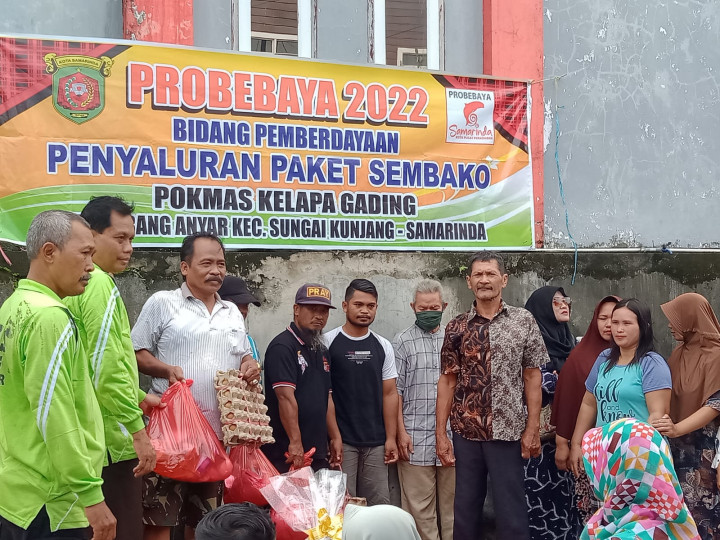 30 Juli 2022, #Probebaya Pembagian paket Sembako Dan paket pendidikan dipokmas kelapa gading kelurahan karang anyar sungai Kunjang