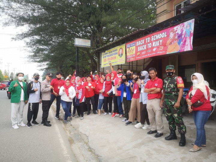 12 Agustus 2022, Pembagian Bendera Merah Putih kepada para pengguna kendaraan