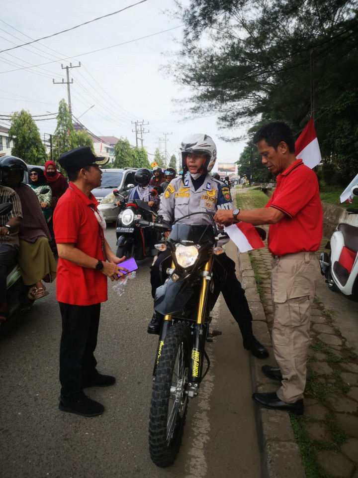 12 Agustus 2022, Pembagian Bendera Merah Putih kepada para pengguna kendaraan