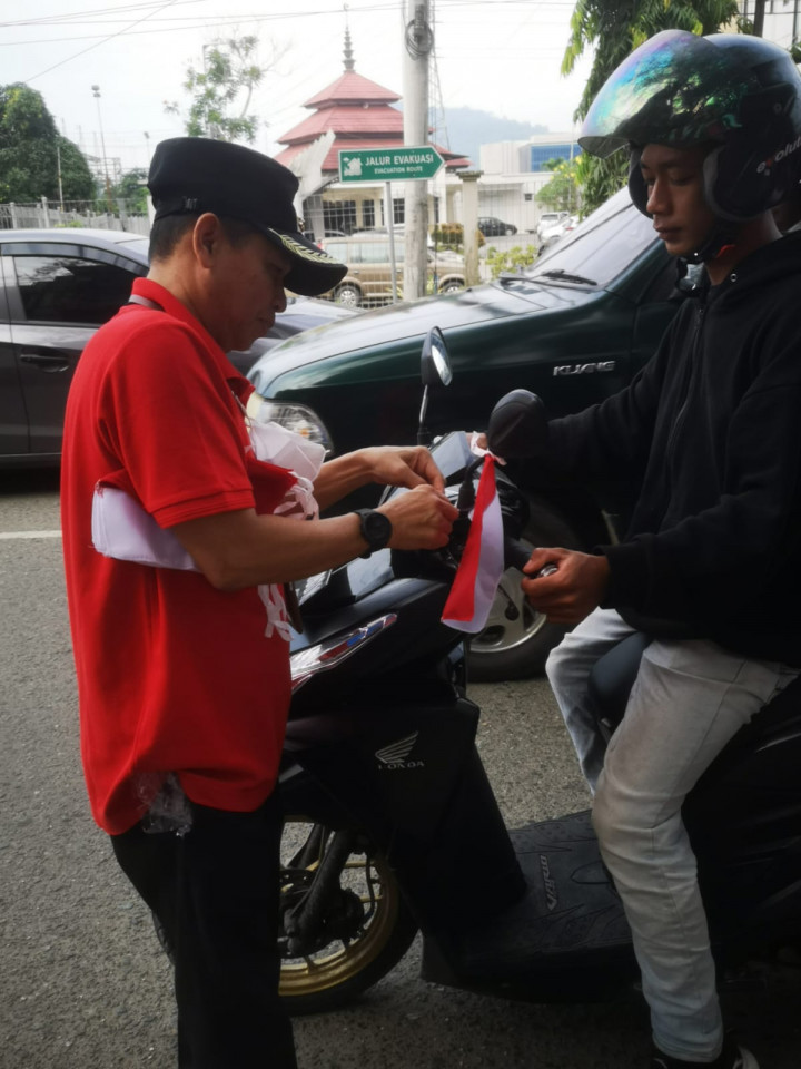 12 Agustus 2022, Pembagian Bendera Merah Putih kepada para pengguna kendaraan