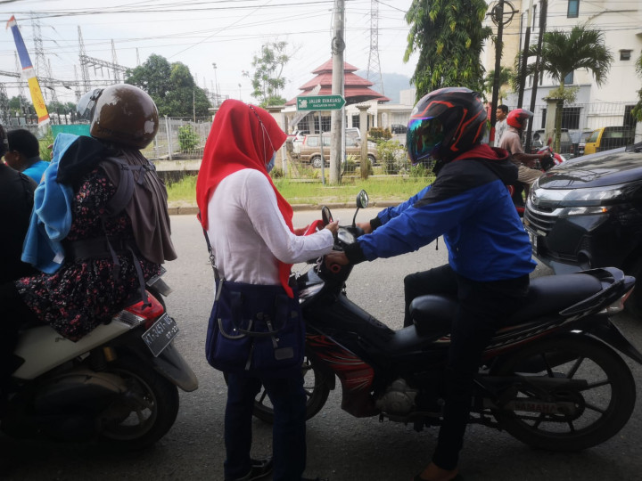 12 Agustus 2022, Pembagian Bendera Merah Putih kepada para pengguna kendaraan