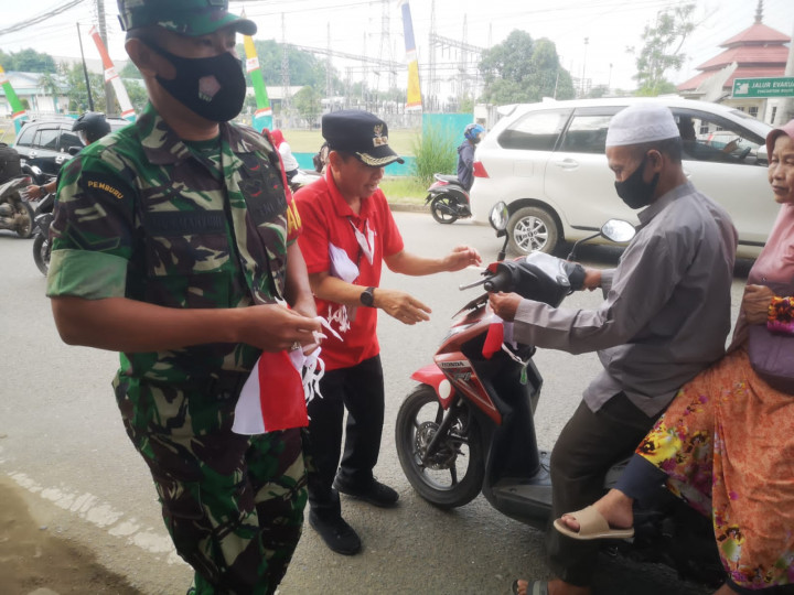 12 Agustus 2022, Pembagian Bendera Merah Putih kepada para pengguna kendaraan