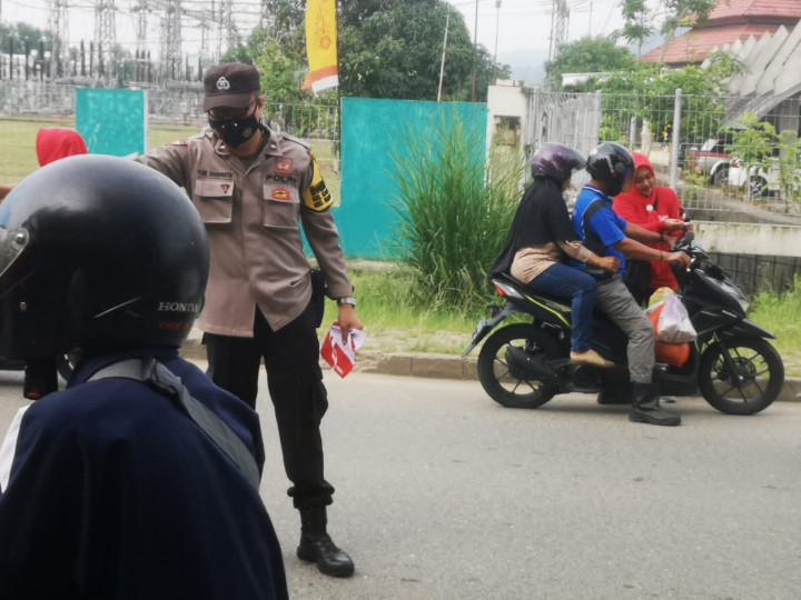 12 Agustus 2022, Pembagian Bendera Merah Putih kepada para pengguna kendaraan