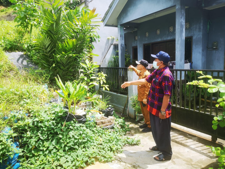 15 agustus 2022... Lurah Karang anyar bersama Ketua RT 15 Kel. Karang Anyar meninjau lokasi yang pernah terdampak longsor di jalan kelapa gading 2