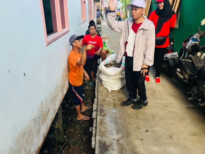 Minggu, 21 Agustus 2022, meninjau kegiatan kerja bakti di Jl. Ulin gg. 6 RT24-25