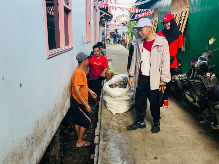 Minggu, 21 Agustus 2022, meninjau kegiatan kerja bakti di Jl. Ulin gg. 6 RT24-25
