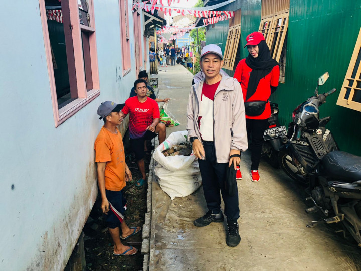 Minggu, 21 Agustus 2022, meninjau kegiatan kerja bakti di Jl. Ulin gg. 6 RT24-25