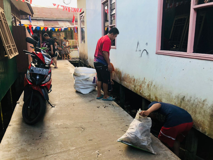Minggu, 21 Agustus 2022, meninjau kegiatan kerja bakti di Jl. Ulin gg. 6 RT24-25