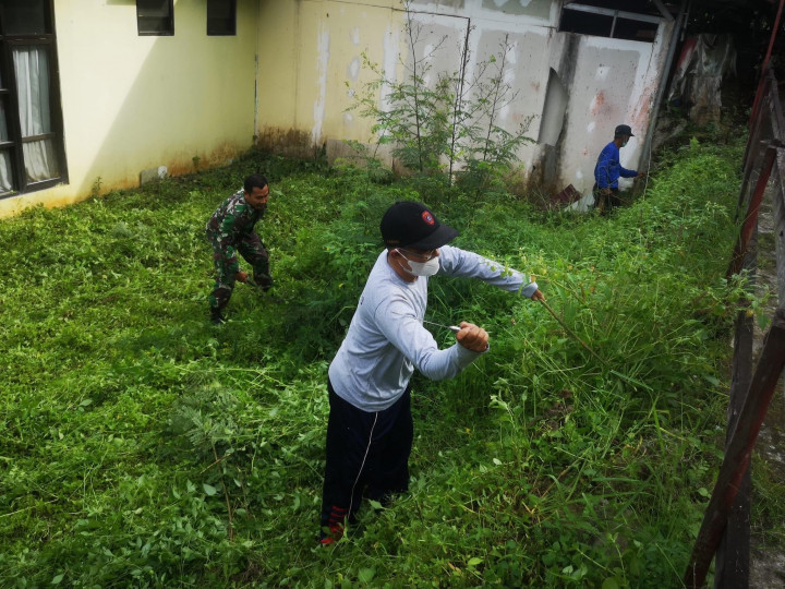 Jumat, 26 Agustus 2022 : Gotong royong membersihkan Taman Lalu Lintas Letj. MT. Haryono di Kel. Karang Anyar