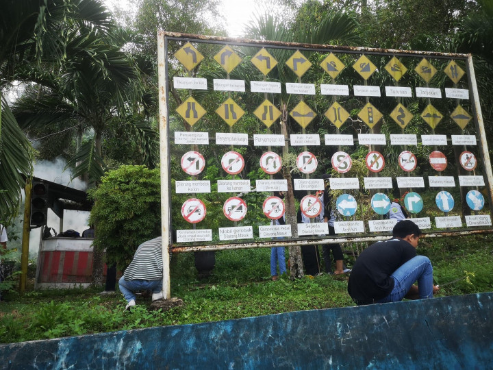 Jumat, 26 Agustus 2022 : Gotong royong membersihkan Taman Lalu Lintas Letj. MT. Haryono di Kel. Karang Anyar