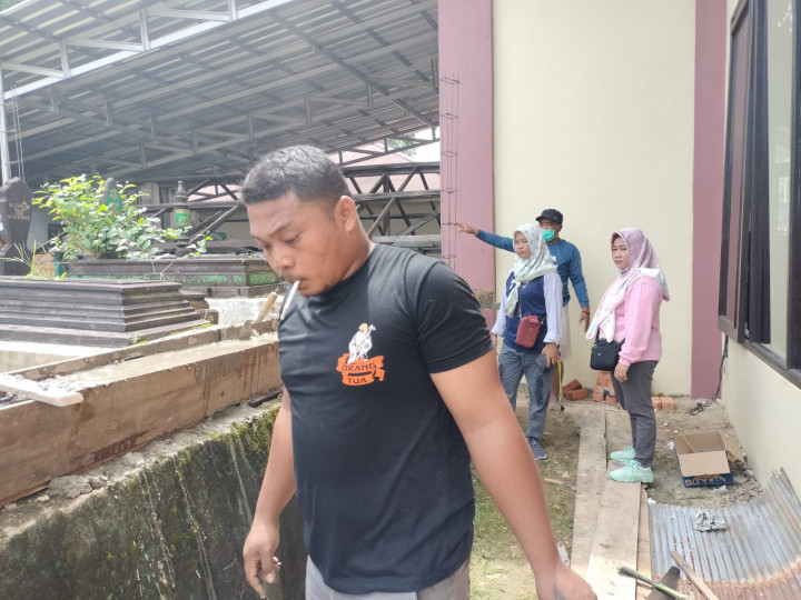 04 September 2022, #Probebaya Kegiatan Probebaya Pengecoran di mesjid Al-falaq Tengkawang dan pembongkaran keramik di langgar AlHousni Jl. Kelapa Gading RT 15 Pokmas Kelapa Gading