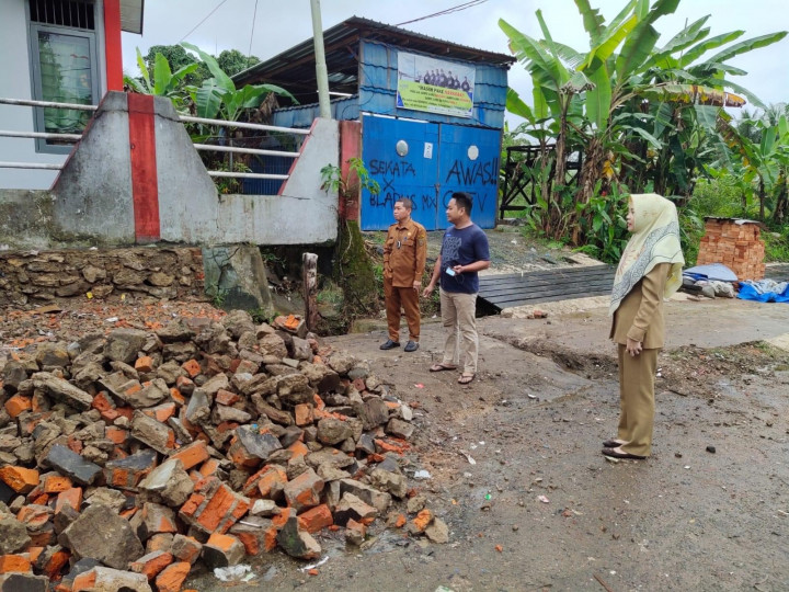 05 september 2022, #Probebaya Kunjungan Lurah Karang Anyar bersama Kasi Ekobang dan LH meninjau lokasi pembangun TPS sampah di komplek Perum. Pemda RT 02