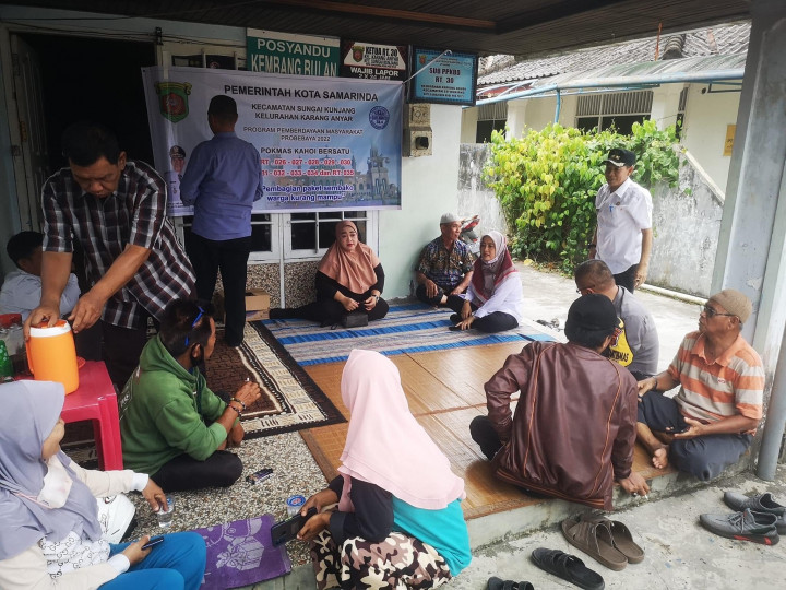07 september 2022, #Probebaya Lurah Karang anyar memantau persiapan pembagian paket sembako kegiatan pemberdayaan pro-bebaya Kel. Karang Anyar Tahun 2022  yang akan diadakan oleh kelompok masyarakat Kahoi Bersatu