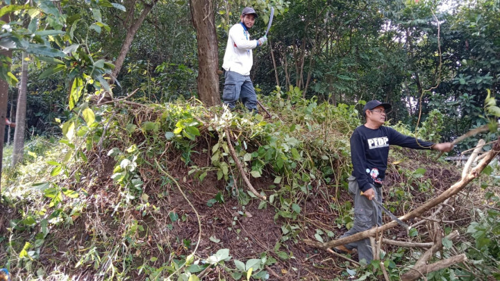 Jumat, 12 September 2022 membersihkan Taman Lalu Lintas Letj. MT. Haryono