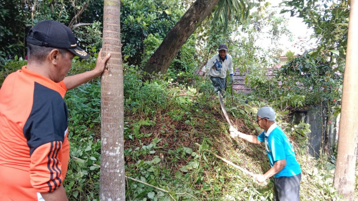 Jumat, 12 September 2022 membersihkan Taman Lalu Lintas Letj. MT. Haryono