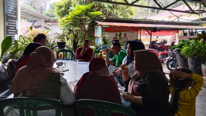 Jumat, 12 September 2022 membersihkan Taman Lalu Lintas Letj. MT. Haryono