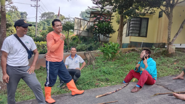 Jumat, 12 September 2022 membersihkan Taman Lalu Lintas Letj. MT. Haryono