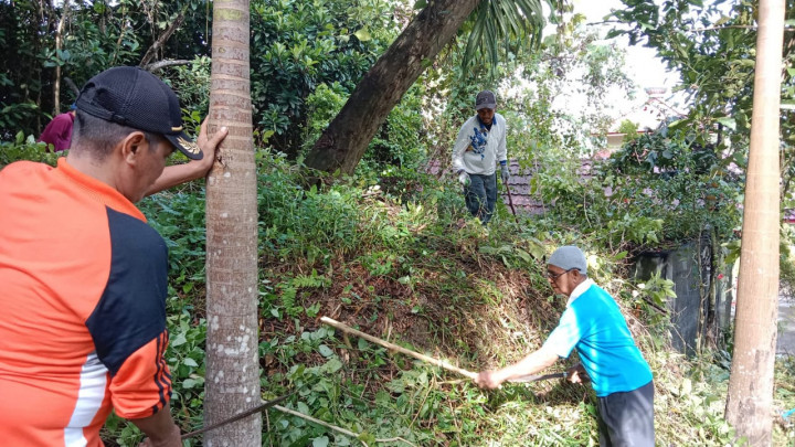 Jumat, 12 September 2022 membersihkan Taman Lalu Lintas Letj. MT. Haryono