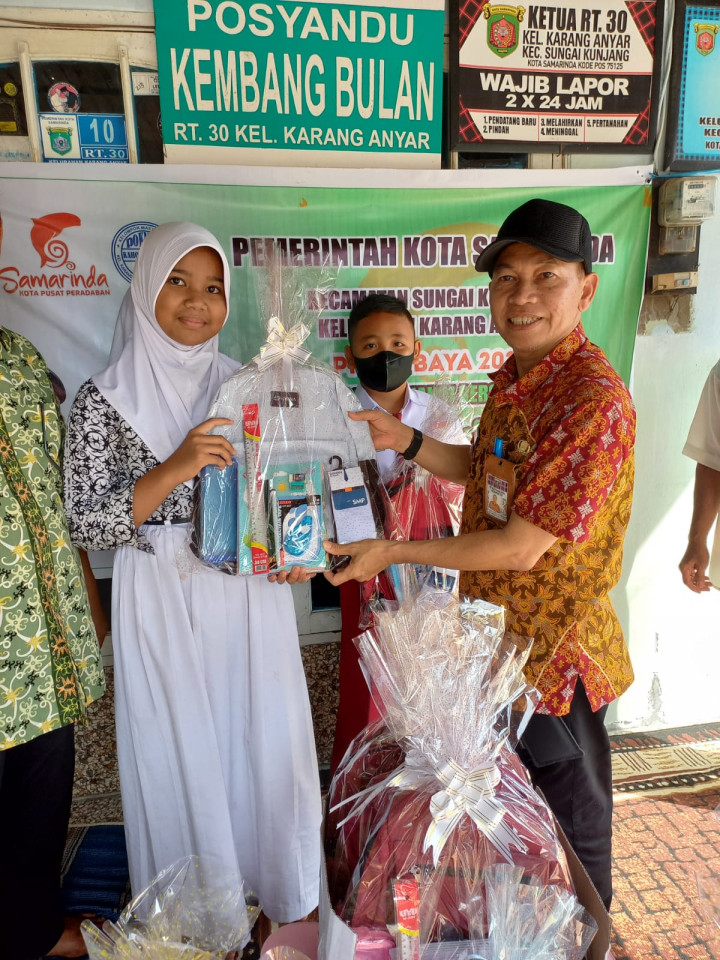 22 September 2022, #Probebaya kegiatan penyerahan bantuan perlengkapan sekolah di Jalan Kahoi RT. 030 oleh Pokmas Kahoi Bersatu.