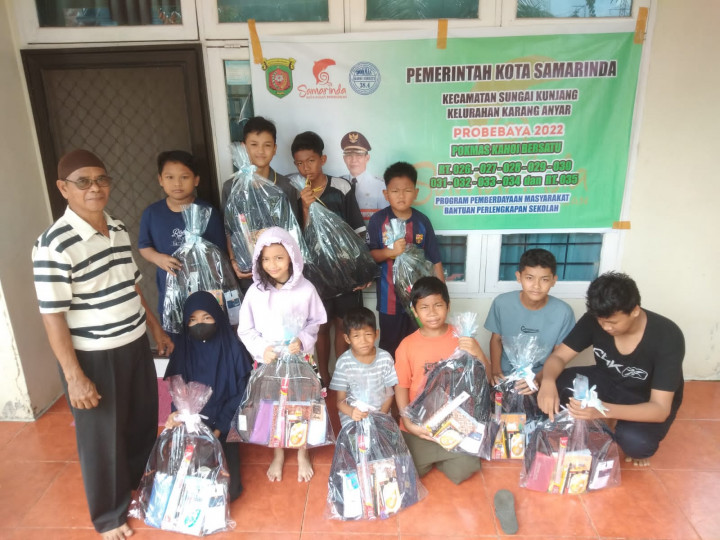 Sabtu, 24 September 2022, #Probebaya kegiatan pembagian bantuan sekolah untuk anak-anak di Wilayah Pokmas Kahor Bersatu
