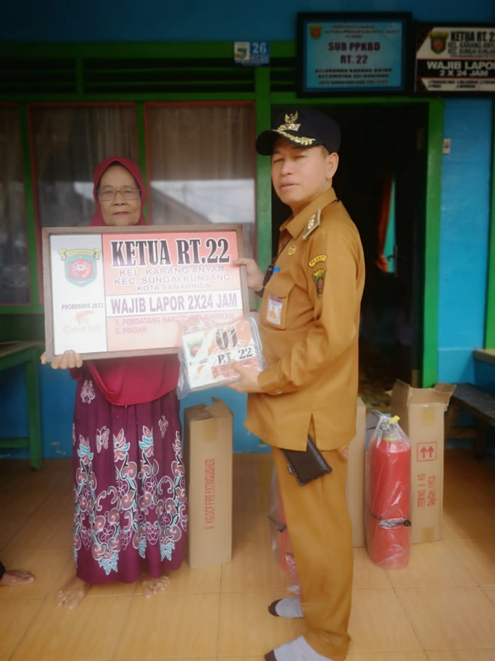 Senin, 26 September 2022, #Probebaya Kegiatan pembagian papan plang nokor rimah warga, tabung APAR dan mesin portable di Pokmas Meranti (RT.016-025)