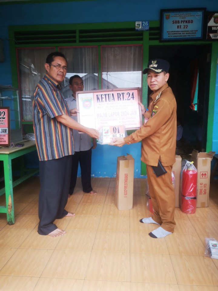 Senin, 26 September 2022, #Probebaya Kegiatan pembagian papan plang nokor rimah warga, tabung APAR dan mesin portable di Pokmas Meranti (RT.016-025)