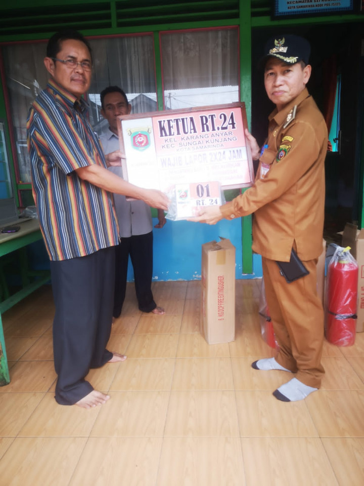 Senin, 26 September 2022, #Probebaya Kegiatan pembagian papan plang nokor rimah warga, tabung APAR dan mesin portable di Pokmas Meranti (RT.016-025)