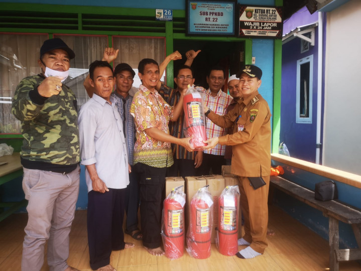 Senin, 26 September 2022, #Probebaya Kegiatan pembagian papan plang nokor rimah warga, tabung APAR dan mesin portable di Pokmas Meranti (RT.016-025)