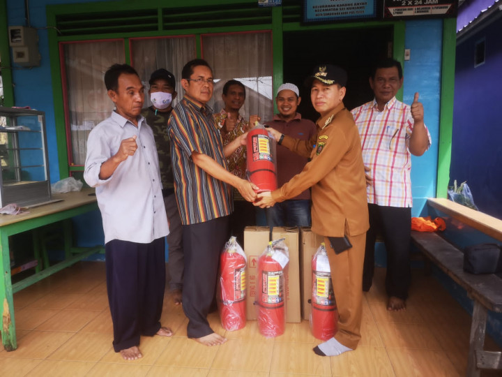 Senin, 26 September 2022, #Probebaya Kegiatan pembagian papan plang nokor rimah warga, tabung APAR dan mesin portable di Pokmas Meranti (RT.016-025)
