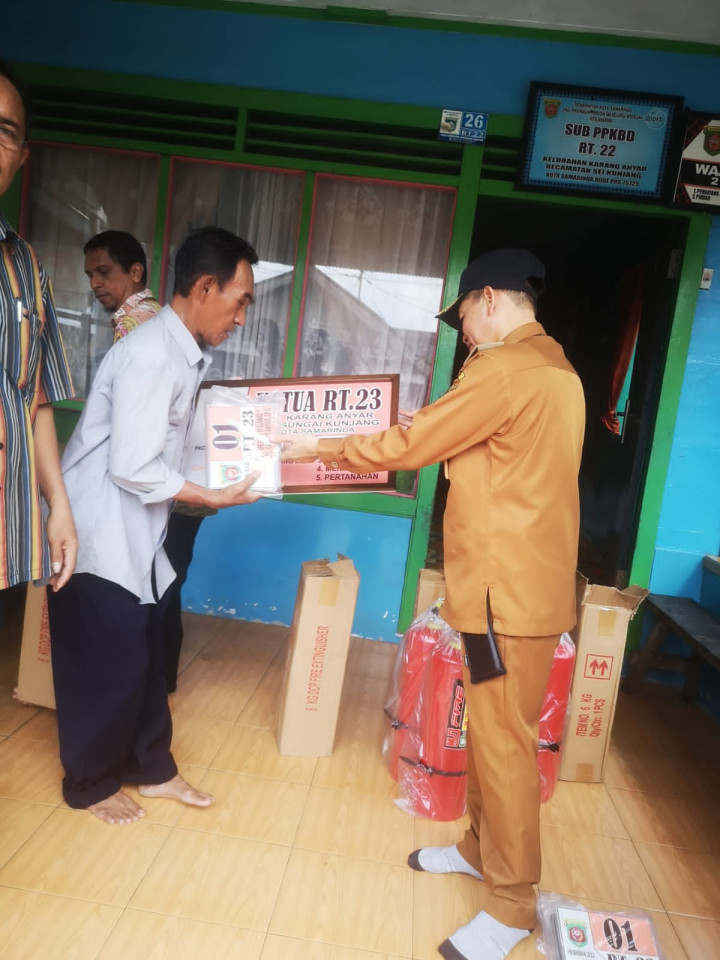 Senin, 26 September 2022, #Probebaya Kegiatan pembagian papan plang nokor rimah warga, tabung APAR dan mesin portable di Pokmas Meranti (RT.016-025)