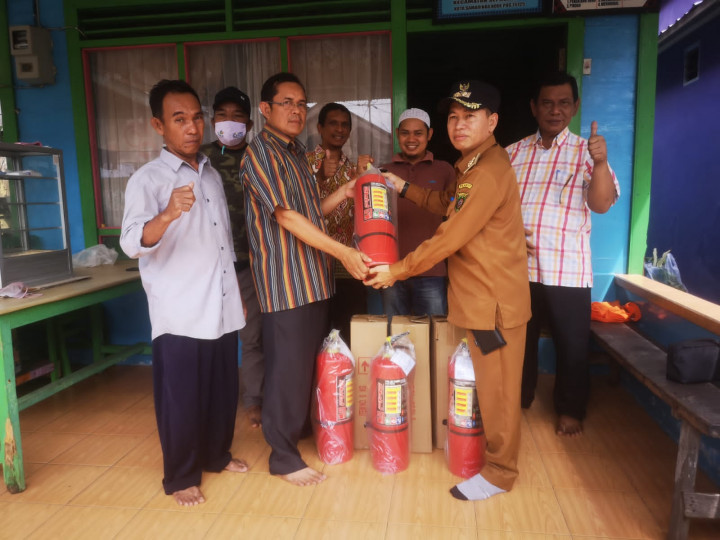 Senin, 26 September 2022, #Probebaya Kegiatan pembagian papan plang nokor rimah warga, tabung APAR dan mesin portable di Pokmas Meranti (RT.016-025)