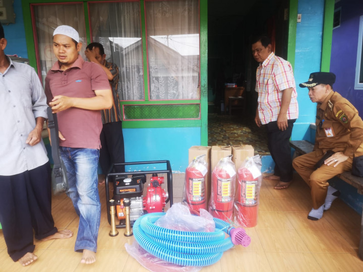 Senin, 26 September 2022, #Probebaya Kegiatan pembagian papan plang nokor rimah warga, tabung APAR dan mesin portable di Pokmas Meranti (RT.016-025)