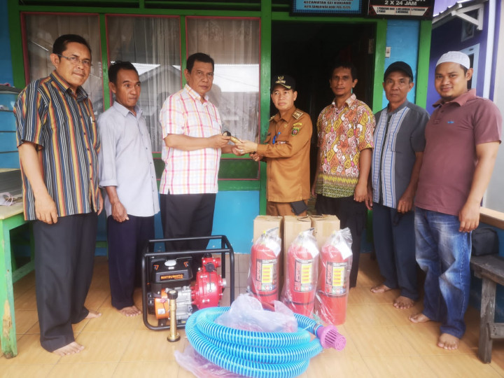 Senin, 26 September 2022, #Probebaya Kegiatan pembagian papan plang nokor rimah warga, tabung APAR dan mesin portable di Pokmas Meranti (RT.016-025)
