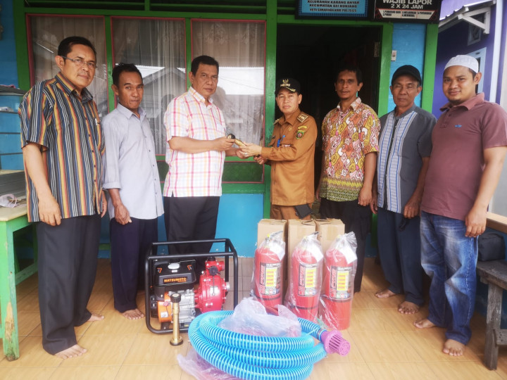 Senin, 26 September 2022, #Probebaya Kegiatan pembagian papan plang nokor rimah warga, tabung APAR dan mesin portable di Pokmas Meranti (RT.016-025)