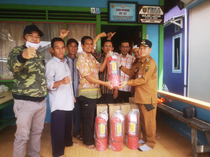 Senin, 26 September 2022, #Probebaya Kegiatan pembagian papan plang nokor rimah warga, tabung APAR dan mesin portable di Pokmas Meranti (RT.016-025)