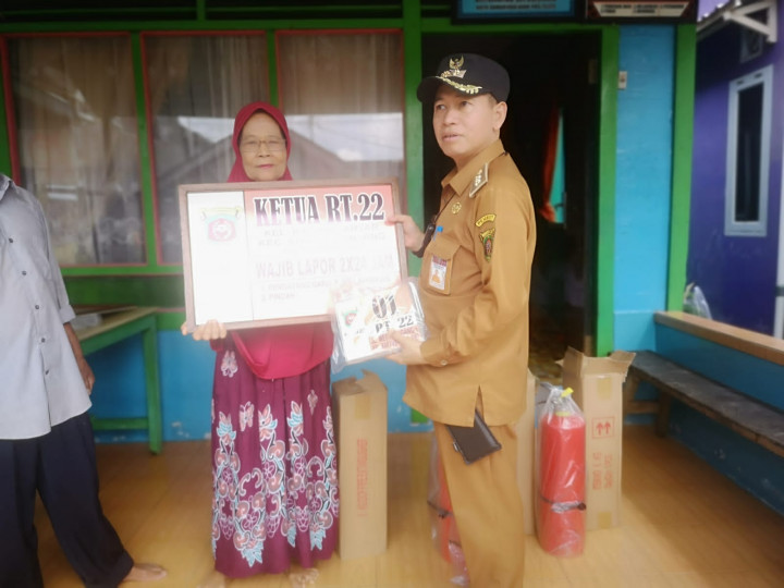 Senin, 26 September 2022, #Probebaya Kegiatan pembagian papan plang nokor rimah warga, tabung APAR dan mesin portable di Pokmas Meranti (RT.016-025)