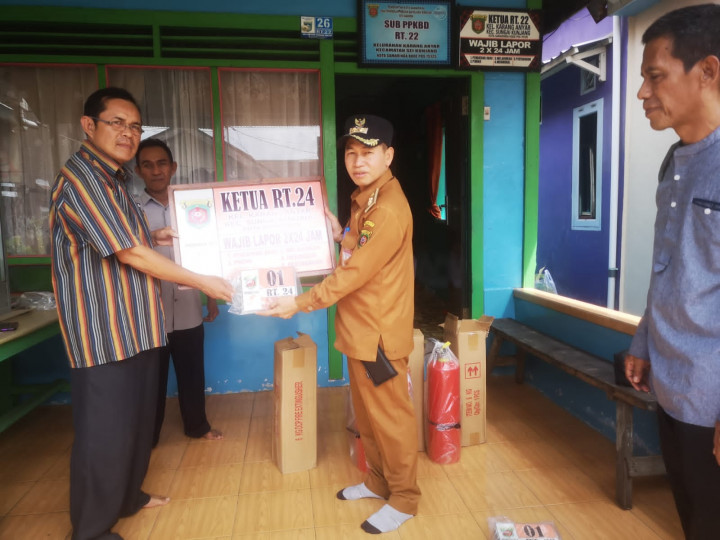 Senin, 26 September 2022, #Probebaya Kegiatan pembagian papan plang nokor rimah warga, tabung APAR dan mesin portable di Pokmas Meranti (RT.016-025)