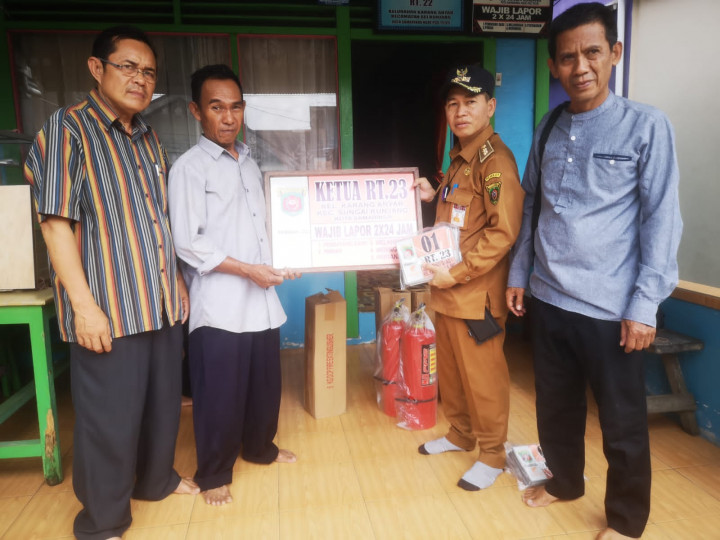 Senin, 26 September 2022, #Probebaya Kegiatan pembagian papan plang nokor rimah warga, tabung APAR dan mesin portable di Pokmas Meranti (RT.016-025)