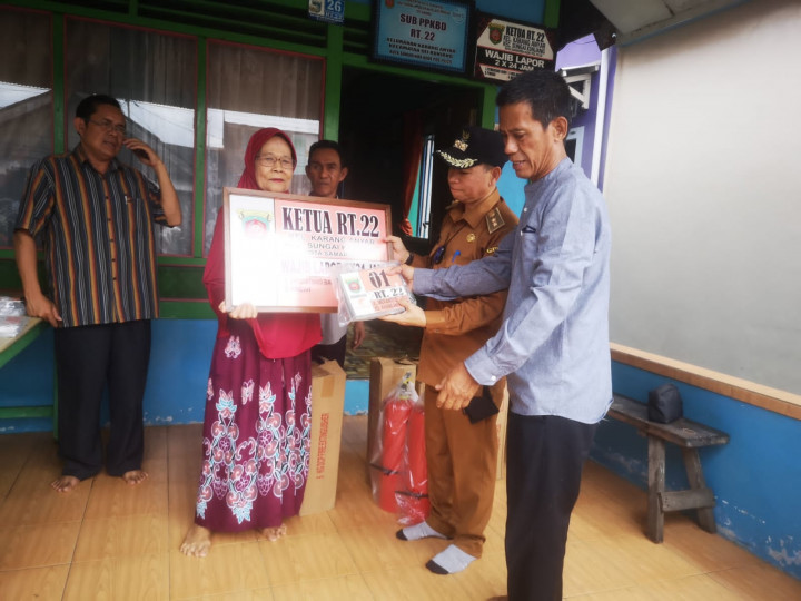 Senin, 26 September 2022, #Probebaya Kegiatan pembagian papan plang nokor rimah warga, tabung APAR dan mesin portable di Pokmas Meranti (RT.016-025)