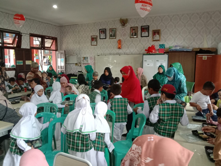 05 Oktober 2022, Pembagian program makanan B2SA Tahap 1 di SDN 021 Meranti