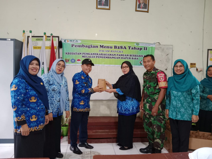 17 Oktober 2022, Pembagian Menu berbasis B2SA tahap II Ke para siswa SDN 021 Sungai Kunjang