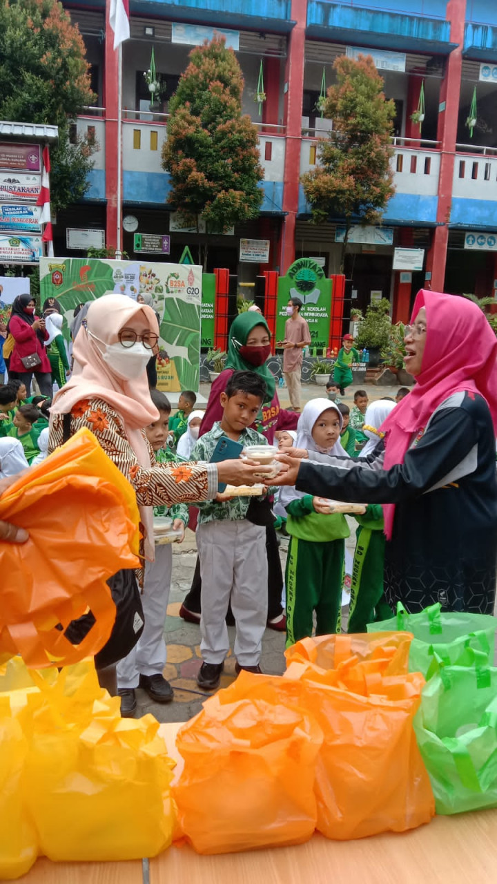 27 Oktober 2022, pembagian menu B2SA tahap 3 di SDN 021 Sungai Kunjang dan Posyandu Cempaka Kuning di RT.017
