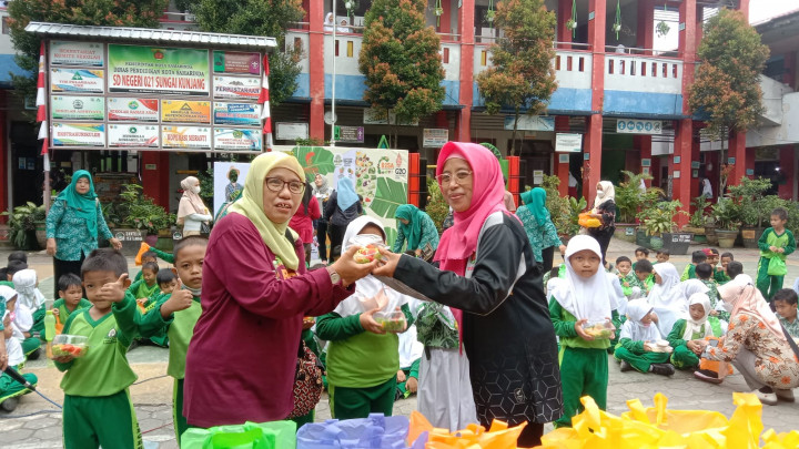 27 Oktober 2022, pembagian menu B2SA tahap 3 di SDN 021 Sungai Kunjang dan Posyandu Cempaka Kuning di RT.017