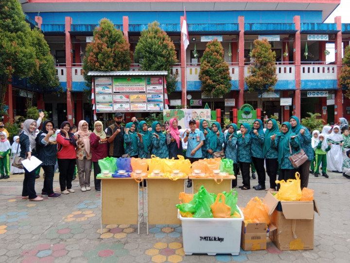 27 Oktober 2022, pembagian menu B2SA tahap 3 di SDN 021 Sungai Kunjang dan Posyandu Cempaka Kuning di RT.017