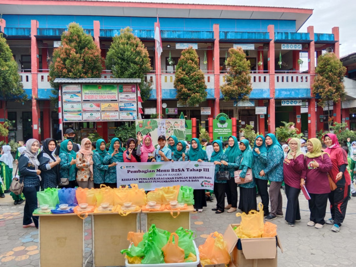27 Oktober 2022, pembagian menu B2SA tahap 3 di SDN 021 Sungai Kunjang dan Posyandu Cempaka Kuning di RT.017
