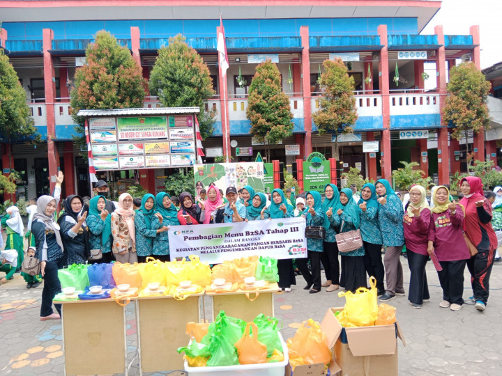 27 Oktober 2022, pembagian menu B2SA tahap 3 di SDN 021 Sungai Kunjang dan Posyandu Cempaka Kuning di RT.017