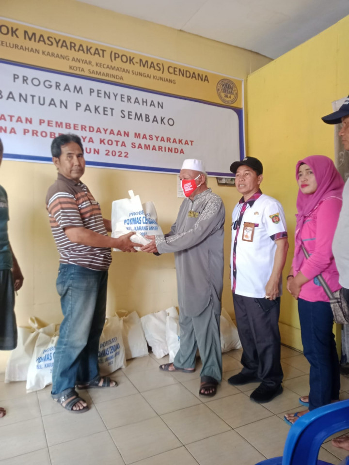 13 November 2021, Pokmas cendana : pembagian paket sembako probebaya dana perubahan 2022, di RT.08 (10 org /warga) kel.kr.anyar